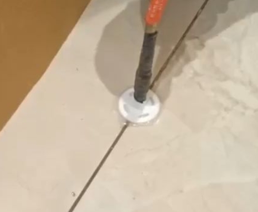 巴中瓷砖空鼓维修公司专业解答瓷砖在铺贴过程中，如果没有涂抹均匀到位的粘结材料（如水泥砂浆或瓷砖胶），可能会导致以下问题